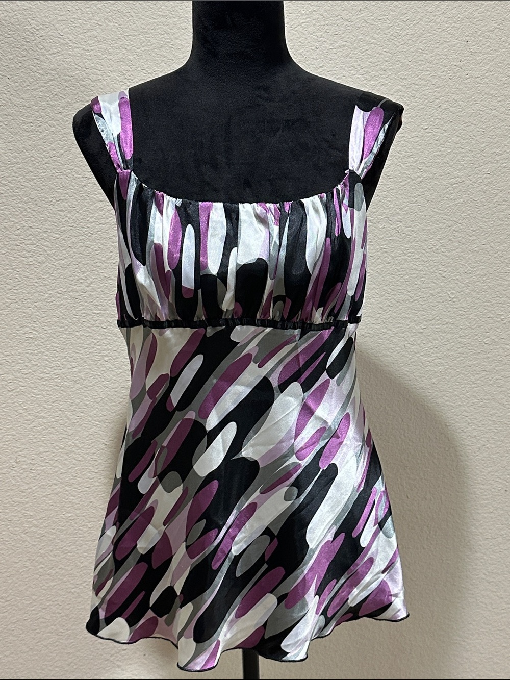 Sleeveless Satin Abstract Print Tank Top in Purple, Black & White